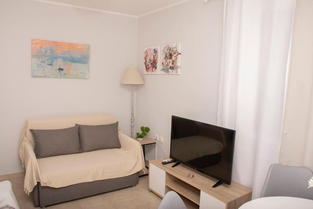 Anadora 2: Hospitable Stone House With Yard Apartment Alexandroupoli Bagian luar foto